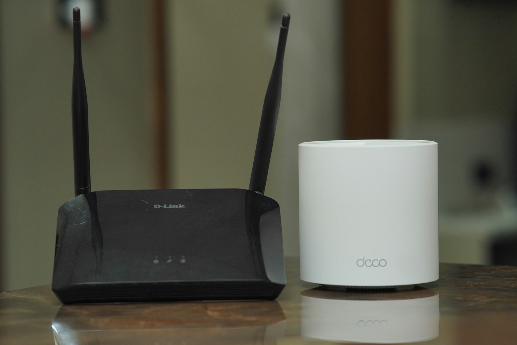 Wi-Fi router and mesh node on a table